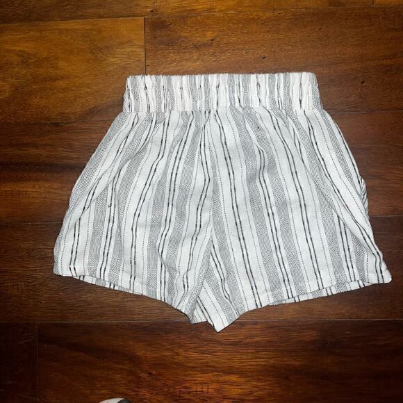 Sienna Sky Small shorts - Picture 1 of 4